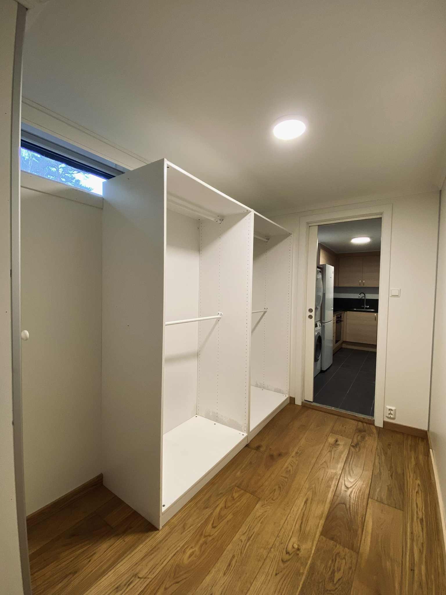 Disponibelt rom. Kan eksempelvis brukes som garderobe, kontor, gamingrom eller hobbyrom. 